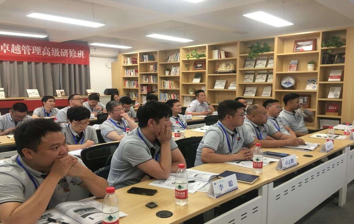 學員認真聽課中 學員認真聽課中