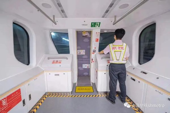 “復(fù)旦大學(xué)站”到了 復(fù)旦師生終于迎來(lái)地鐵18號(hào)線成功開通