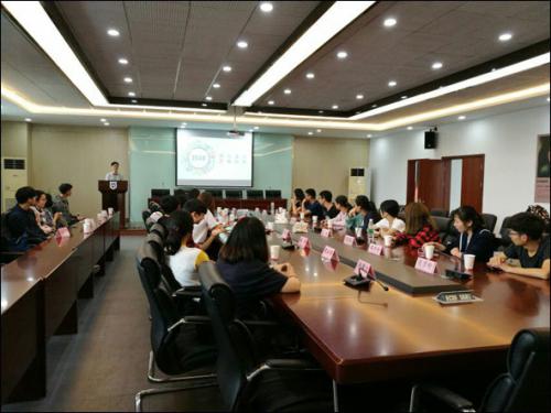 國(guó)外交流會(huì)議留影