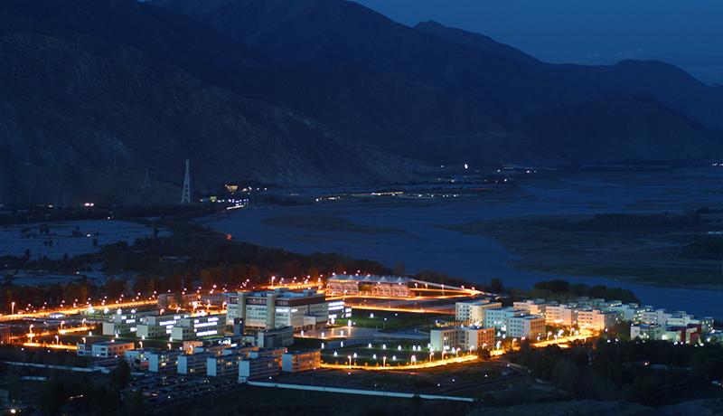 西藏大學(xué)新校區(qū)夜景